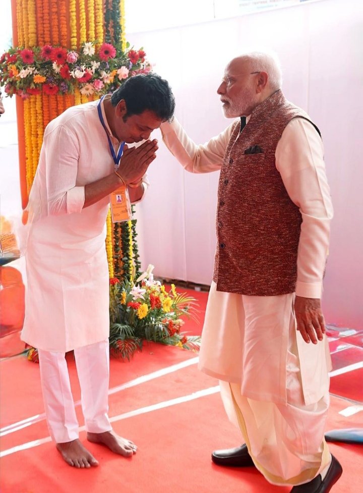 त्रिपुरसुंदरी मंदिर में पीएम मोदी का अभिवादन करते हुए पूर्व सीएम बिप्लव कुमार देब