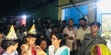 अनुप्रिया पटेल ने दलित बस्ती में केक काटकर मनाया जन्मदिन