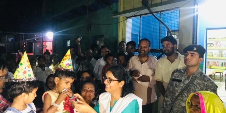 अनुप्रिया पटेल ने दलित बस्ती में केक काटकर मनाया जन्मदिन