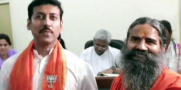 नामांकन कराने गए रामदेव, रिटर्निंग अफसर के दफ्तर में ही करने लगे प्राणायाम
