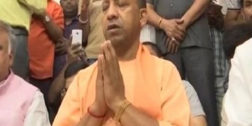 चुनाव आयोग के प्रतिबंध का CM योगी ने निकाला तोड़, प्रचार नहीं तो हनुमान की पूजा की