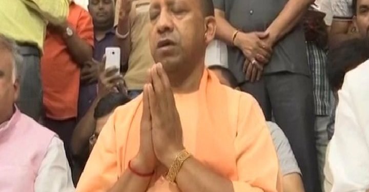 चुनाव आयोग के प्रतिबंध का CM योगी ने निकाला तोड़, प्रचार नहीं तो हनुमान की पूजा की