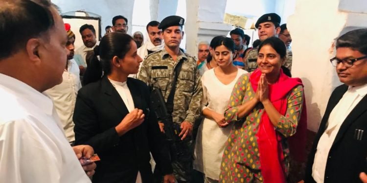 समाज के लिए संघर्ष करते हैं वकील: अनुप्रिया पटेल