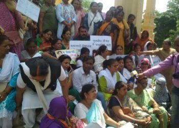 congress workers protest at bjp state head quarter