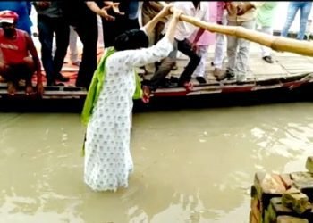Anupriya Patel fell while crossing the river