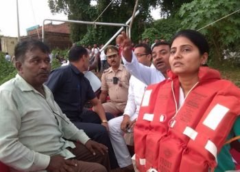 Anupriya Patel with Rajesh Patel in flood-affected areas