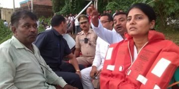 Anupriya Patel with Rajesh Patel in flood-affected areas