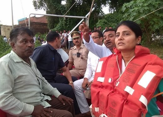 Anupriya Patel with Rajesh Patel in flood-affected areas