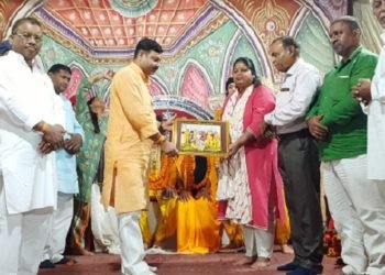 सम्मानित