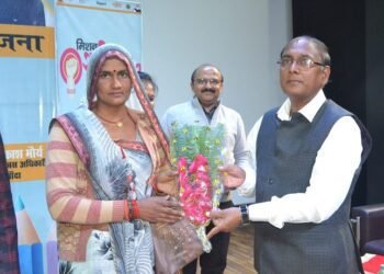 डीएम अनुराग पटेल की अभिनव पहल-गांवों के विकास हेतु बांदा के 58 निरक्षर प्रधान होंगे साक्षर