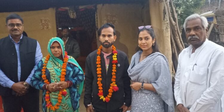 उत्तराखंड सुरंग से सकुशल घर आये श्रमिक मंजीत से कांग्रेस नेत्री ने की मुलाकात, हौसले को सराहा