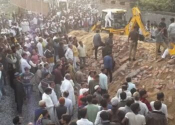 Mau: दूल्हे की हल्दी रस्म के दौरान दीवार गिरी, आधा दर्जन महिलाओं व बच्चों की मौत