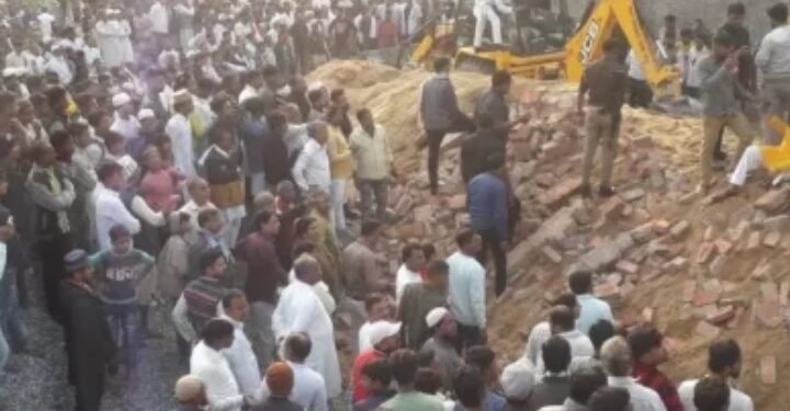 Mau: दूल्हे की हल्दी रस्म के दौरान दीवार गिरी, आधा दर्जन महिलाओं व बच्चों की मौत