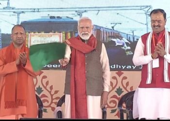 शुरू हुई मऊ़-दोहरीघाट मेमू ट्रेन, पीएम मोदी ने दिखाई हरी झण्डी