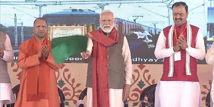 शुरू हुई मऊ़-दोहरीघाट मेमू ट्रेन, पीएम मोदी ने दिखाई हरी झण्डी