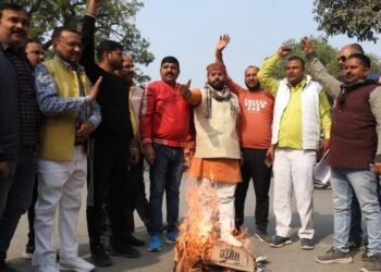 Azamgarh: उपराष्ट्रपति का मज़ाक उड़ाने पर भाजपा नेताओं ने तृणमूल कांग्रेस के सांसद का पुतला फूँका