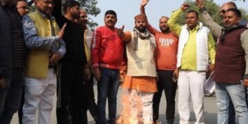 Azamgarh: उपराष्ट्रपति का मज़ाक उड़ाने पर भाजपा नेताओं ने तृणमूल कांग्रेस के सांसद का पुतला फूँका