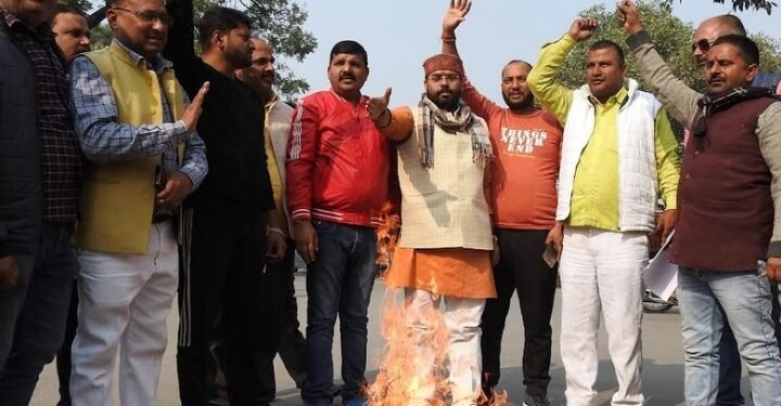 Azamgarh: उपराष्ट्रपति का मज़ाक उड़ाने पर भाजपा नेताओं ने तृणमूल कांग्रेस के सांसद का पुतला फूँका