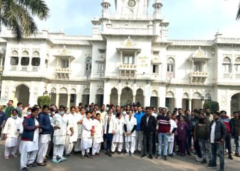 केजीएमयू में कर्मचारियों का हंगामा, ओपीडी ठप, मरीज बेहाल