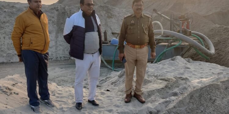 बेल्थरा रोड: खनन में अनियमितता पाए जाने पर लिफ्टर मशीनें सील