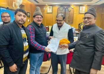 बेल्थरा रोड रेलवे क्रॉसिंग डीएवी ढाला बंद होने से लोग परेशान, प्रतिनिधिमंडल ने डीआरएम को सौंपा पत्रक