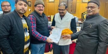 बेल्थरा रोड रेलवे क्रॉसिंग डीएवी ढाला बंद होने से लोग परेशान, प्रतिनिधिमंडल ने डीआरएम को सौंपा पत्रक