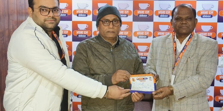 बसपा के मण्डल प्रभारी ने थामा अपना दल (एस) का दामन