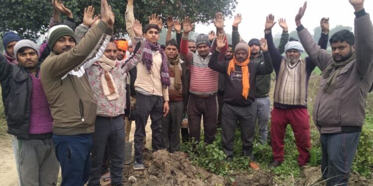 बिंदकी: पाइपलाइन फटने से 10 दिनों से जलापूर्ति ठप, ग्रामीणों ने किया प्रदर्शन