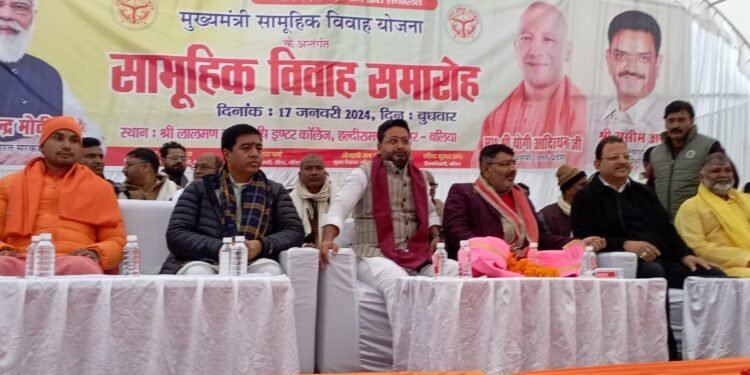 बलिया: मुख्यमंत्री सामूहिक विवाह योजना अंतर्गत 662 जोड़े विवाह बंधन में बंधे