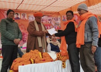 कैफियत एक्सप्रेस को बलिया से चलाने की मांग, व्यापारियों ने सांसद को सौंपा ज्ञापन