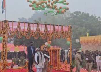 मंत्री दानिश आज़ाद अंसारी ने आकाश में गुब्बारे और कबूतर उड़ाकर गणतंत्र दिवस की दी बधाई