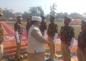 गणतंत्र दिवस पर मंत्री रविंद्र जायसवाल ने 25 पुलिस अधिकारी व कर्मियों को सम्मानित किया