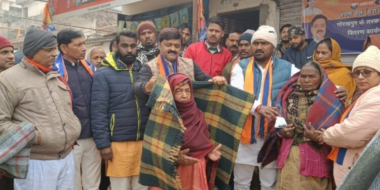 अपना दल एस के व्यापार मंच के अध्यक्ष के नेतृत्व में गरीबों को 500 कंबल वितरित