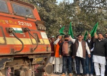 बेल्थरा रोड रेलवे स्टेशन पर गोरखपुर- शालीमार एक्सप्रेस का ठहराव शुरू