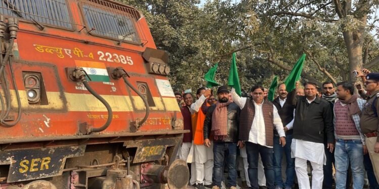 बेल्थरा रोड रेलवे स्टेशन पर गोरखपुर- शालीमार एक्सप्रेस का ठहराव शुरू