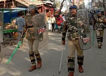 बेल्थरा रोड: त्योहारों व लोकसभा चुनाव के मद्देनजर पुलिस ने किया फ्लैग मार्च