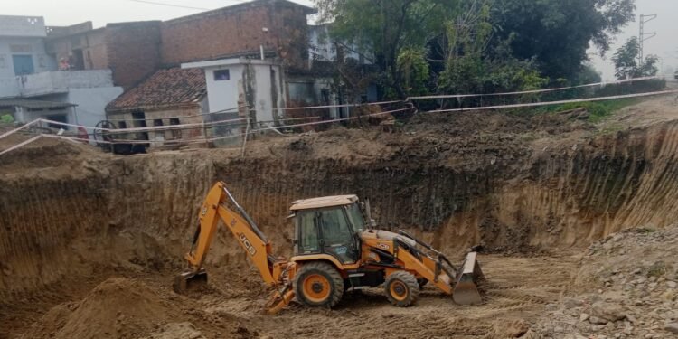 Mau: अनुप्रिया पटेल के प्रयास से बरहदपुर गांव में शुरू हुआ रेलवे अंडरपास का निर्माण