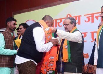 सपा- बसपा छोड़ कई दर्जन चेयरमैन, ब्लॉक प्रमुख, पार्षद भाजपा में हुए शामिल