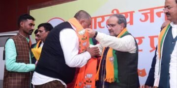 सपा- बसपा छोड़ कई दर्जन चेयरमैन, ब्लॉक प्रमुख, पार्षद भाजपा में हुए शामिल