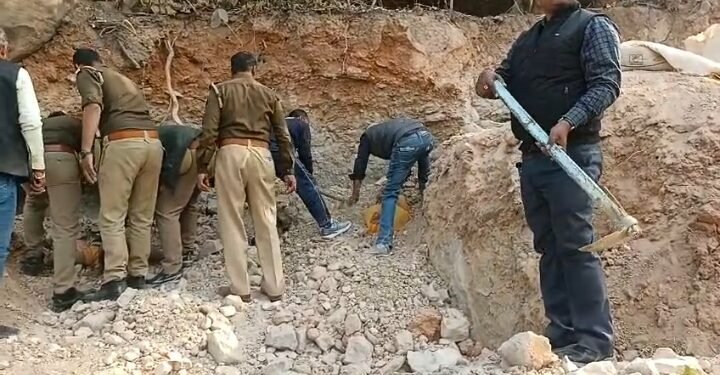 सोनभद्र: मिट्टी का टीला ढहने से तीन लोगों की मौत