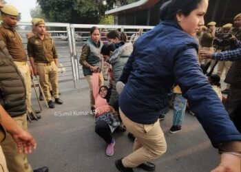 69000 शिक्षक भर्ती: आरक्षित वर्ग के अभ्यर्थियों ने मुख्यमंत्री आवास पर किया प्रदर्शन