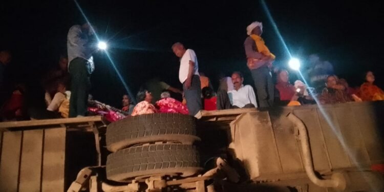 सोनभद्र: तीर्थयात्रियों को लेकर जा रही बस पलटी, 25 तीर्थ यात्री घायल