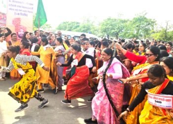 यूपी के इस जिला में साड़ी पहनकर महिलाओं ने 05 किलोमीटर दौड़ लगाईं, प्रथम स्थान आने वाली को मिला 31 हजार रुपये