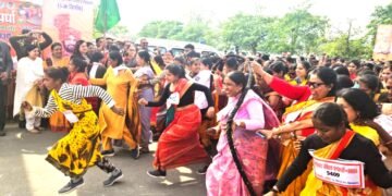 यूपी के इस जिला में साड़ी पहनकर महिलाओं ने 05 किलोमीटर दौड़ लगाईं, प्रथम स्थान आने वाली को मिला 31 हजार रुपये