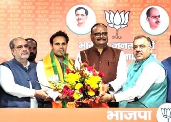 मायावती को एक और झटका, अंबेडकर नगर के बसपा सांसद भाजपा में शामिल