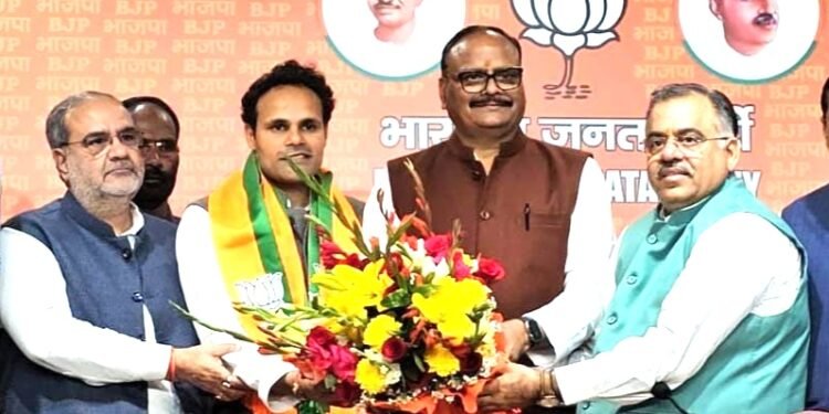 मायावती को एक और झटका, अंबेडकर नगर के बसपा सांसद भाजपा में शामिल