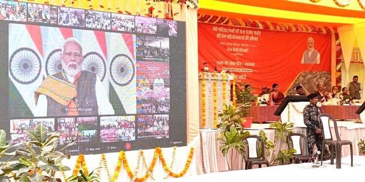पीएम मोदी ने 554 रेलवे स्टेशन एवं 1500 आरओबी / आरयूबी का किया उद्घाटन