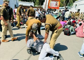 69000 शिक्षक भर्ती: नियुक्ति की मांग को लेकर अभ्यर्थियों ने घेरा शिक्षामंत्री का आवास