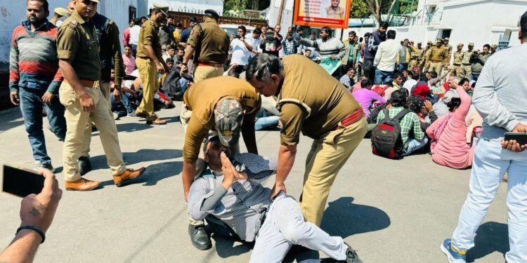 69000 शिक्षक भर्ती: नियुक्ति की मांग को लेकर अभ्यर्थियों ने घेरा शिक्षामंत्री का आवास