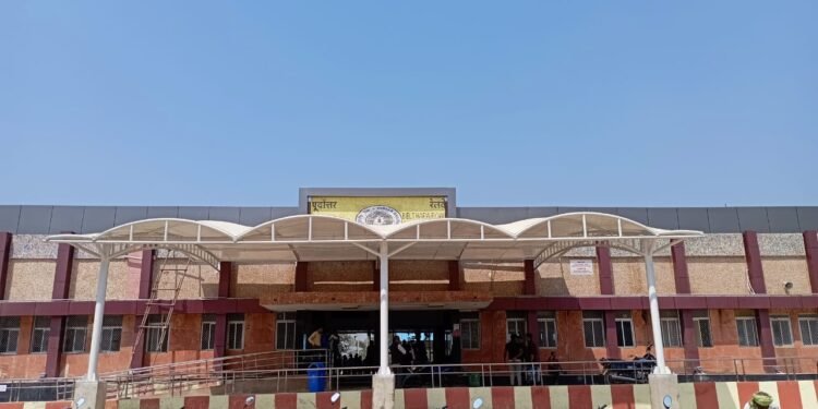 कहने को ‘ए’ क्लास बेल्थरारोड रेलवे स्टेशन, लेकिन ट्रेनों का ठहराव मात्र 2 मिनट, आए दिन हो रही हैं दुर्घटनाएं